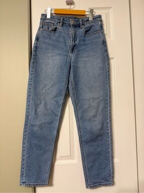 American Eagle Outfitters High-Rise Straight Leg Jeans in Light Blue